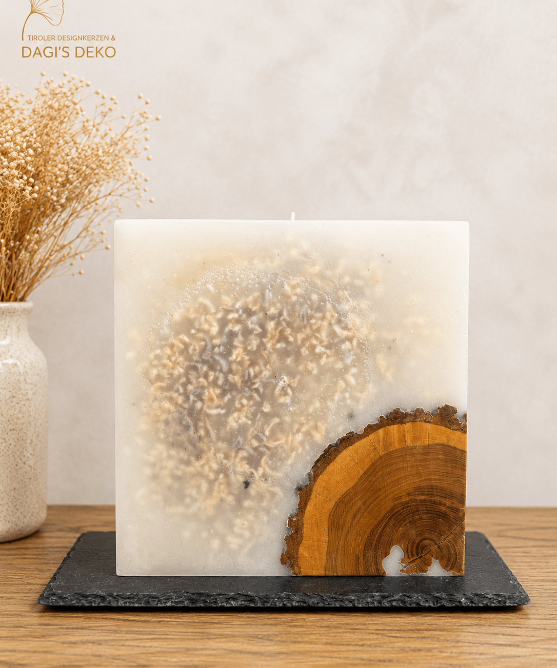 Kerze mit eingegossenem Holz und Holzspänen