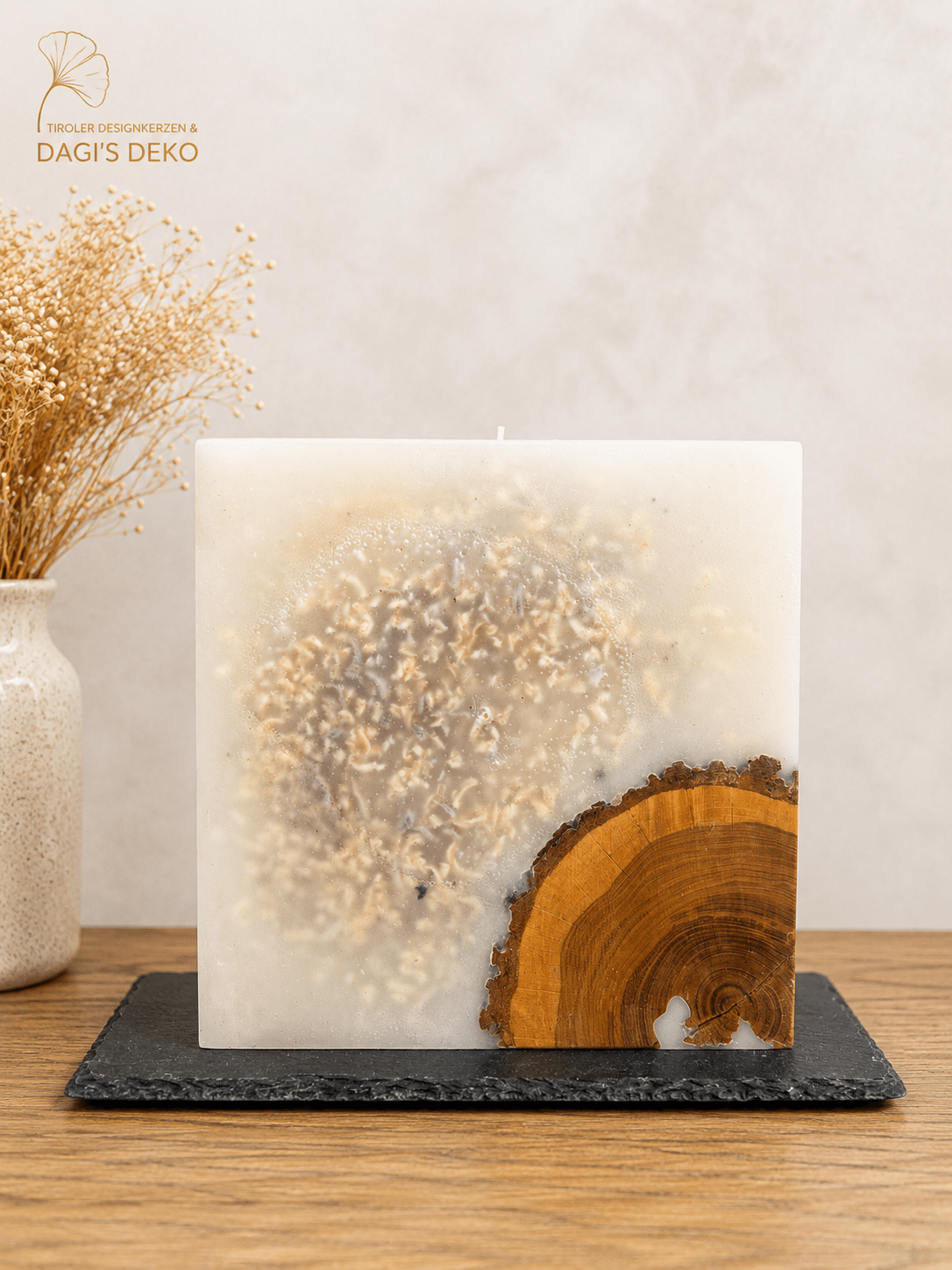 Kerze mit eingegossenem Holz und Holzspänen