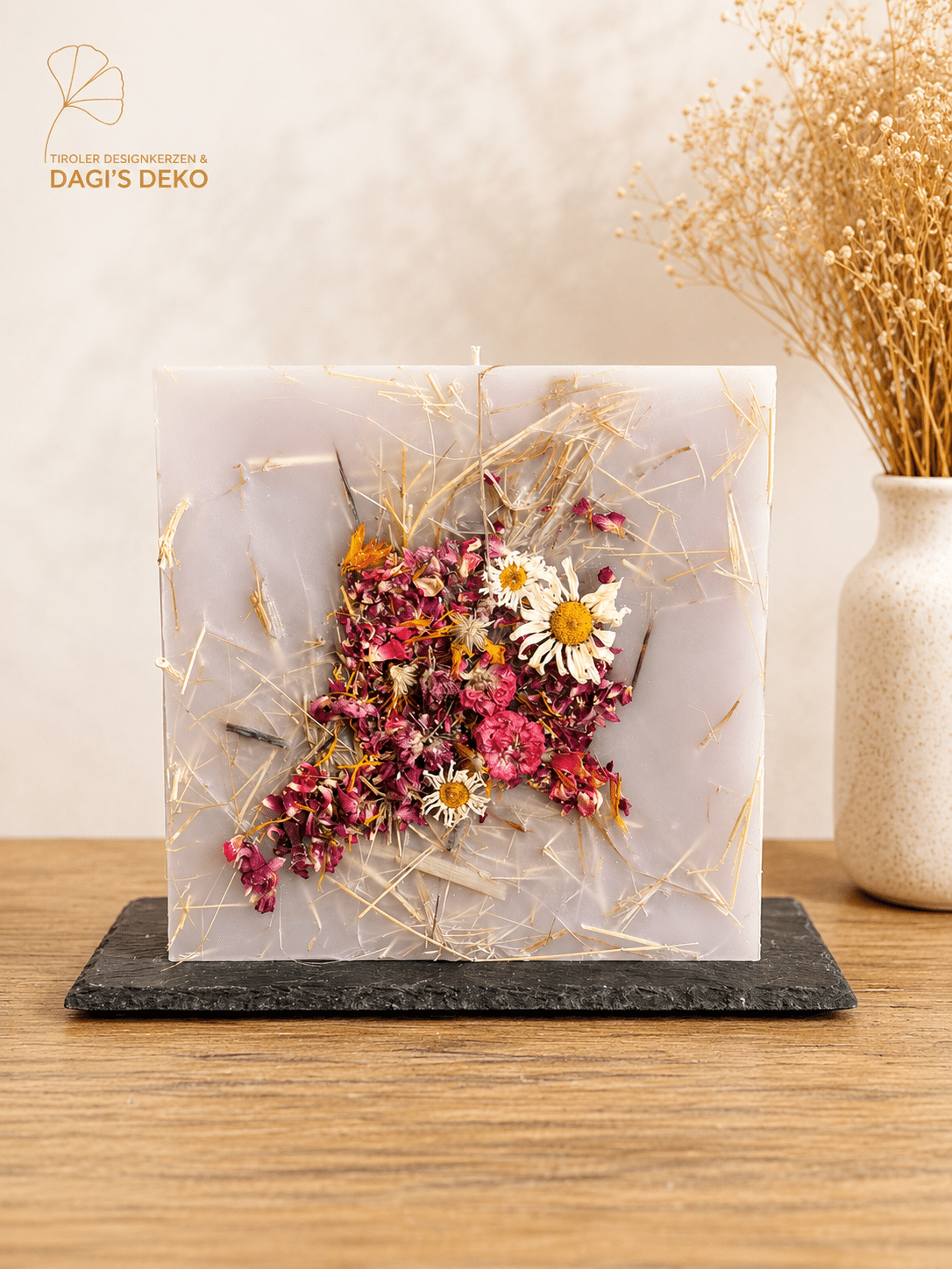 Kerze mit verharzten Blumen