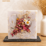 Kerze mit verharzten Blumen