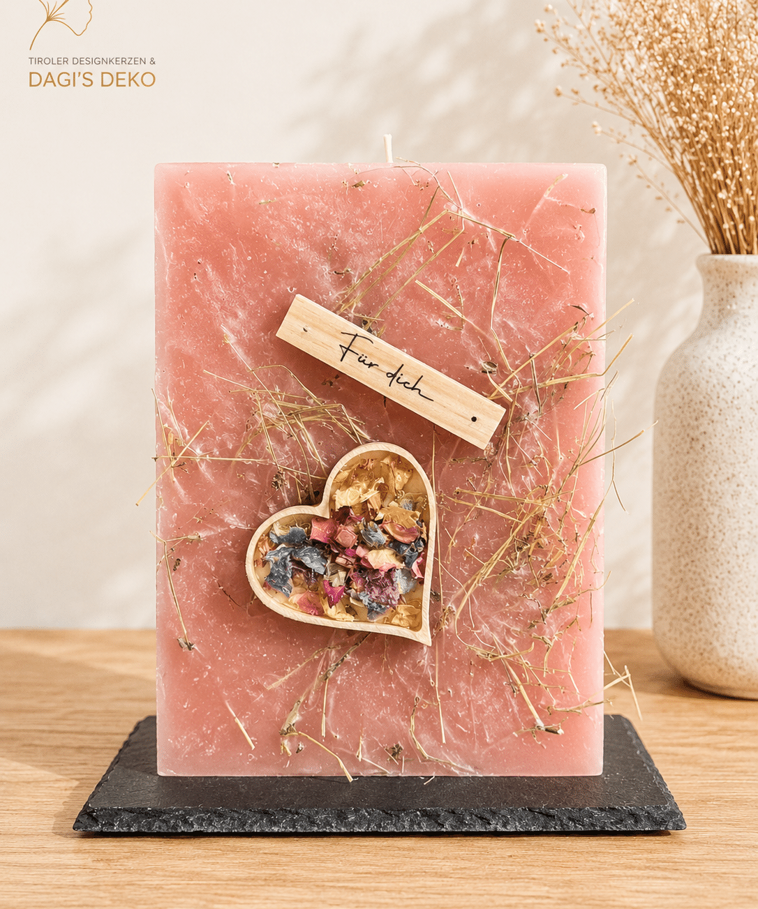 Geschenkskerze mit im Herz verharzten Blüten