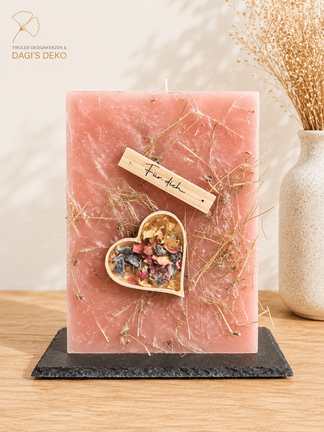 Geschenkskerze mit im Herz verharzten Blüten