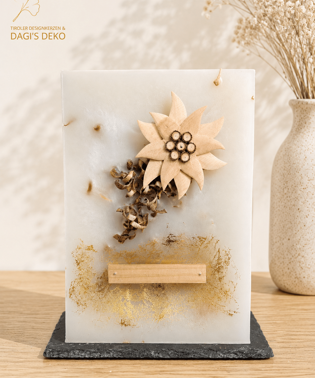 Kerze mit Holzspäne und Edelweiß