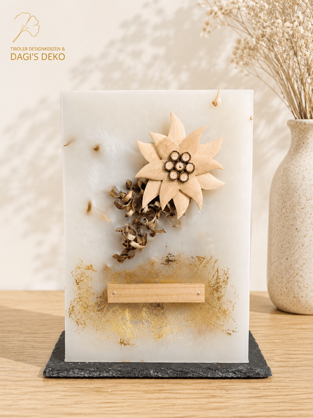 Kerze mit Holzspäne und Edelweiß