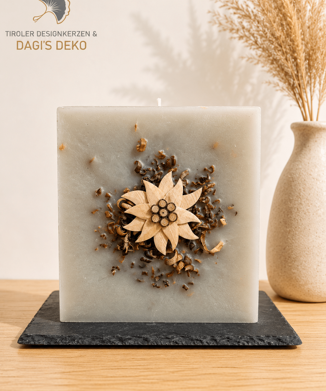 Kerze mit Edelweiß und Holzspähnen