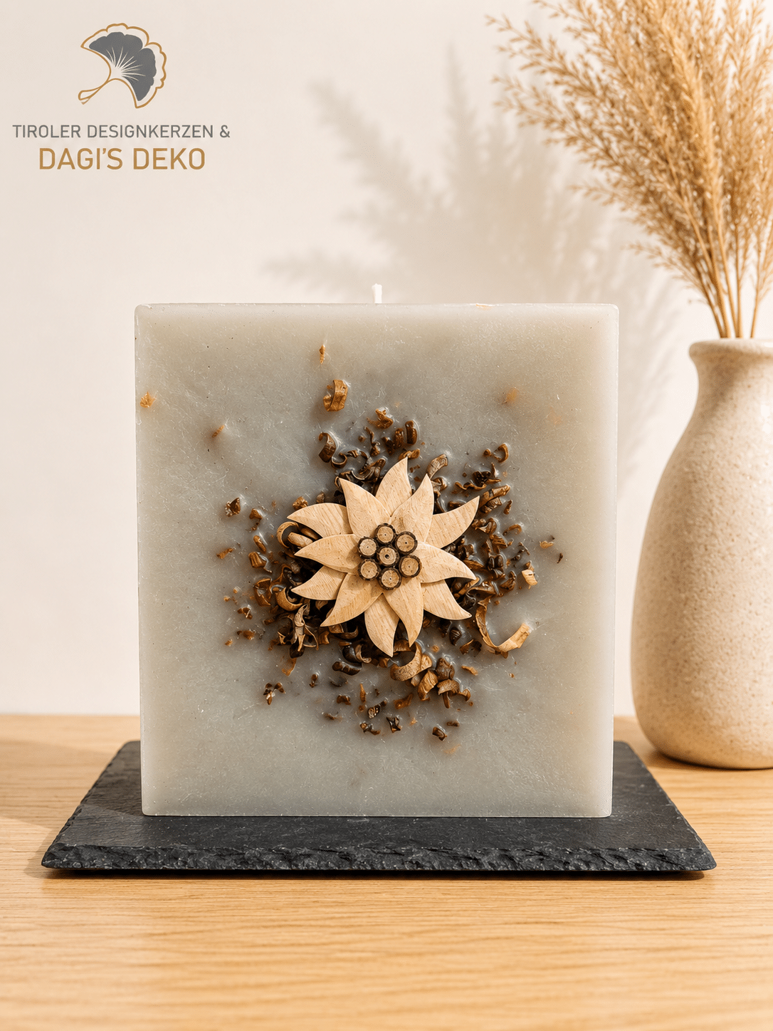 Kerze mit Edelweiß und Holzspähnen