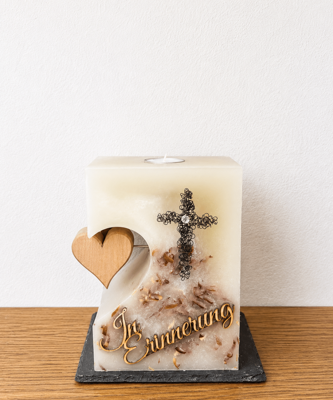 Trauerkerze mit Holzherz und Kreuz