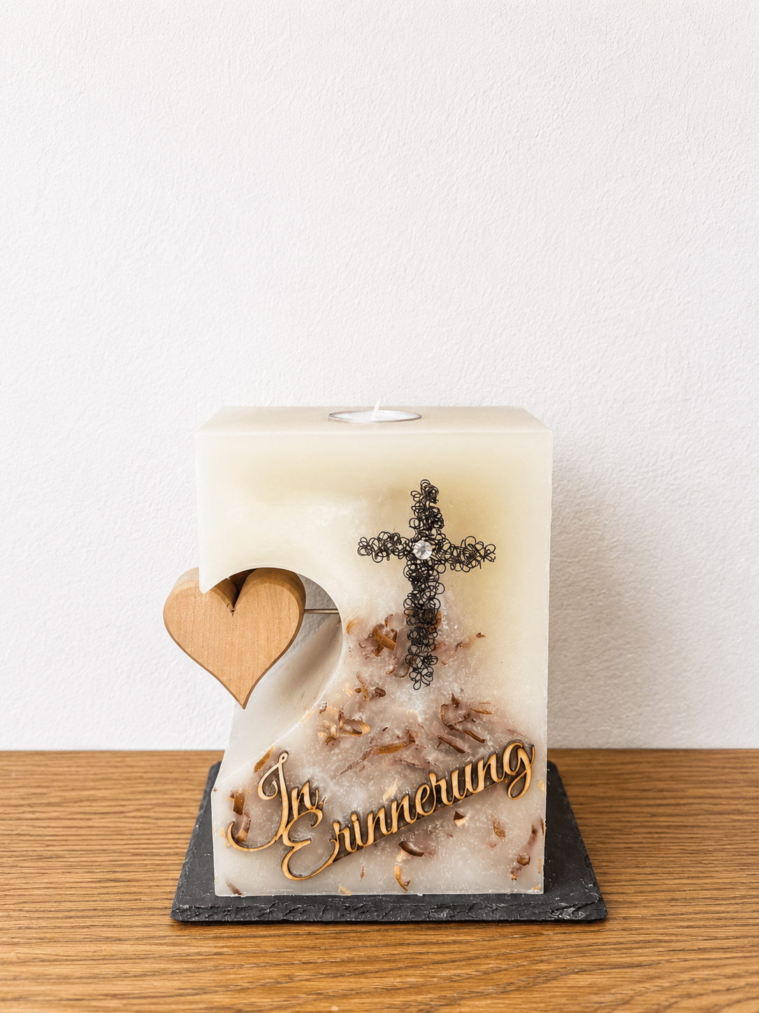 Trauerkerze mit Holzherz und Kreuz