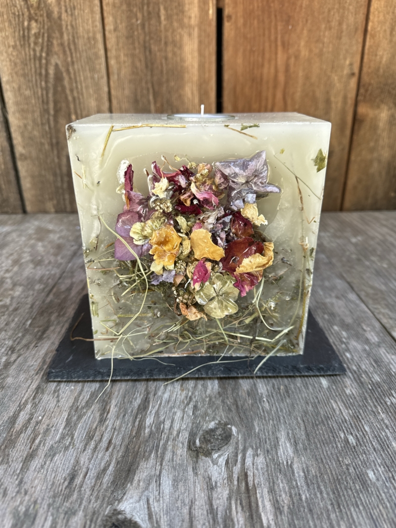 Kerze mit getrockneten Blumen