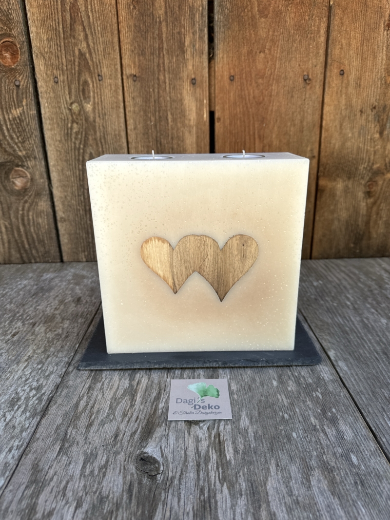Hochzeitskerze mit zwei Holzherzen