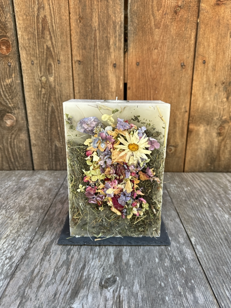 Hochzeitskerze mit verharzten Blumen