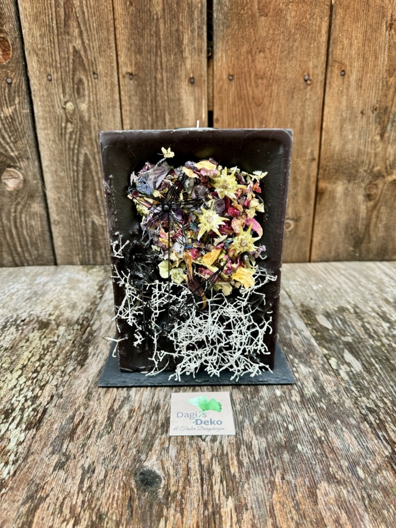 Hochzeitskerze mit verharzten Blumen