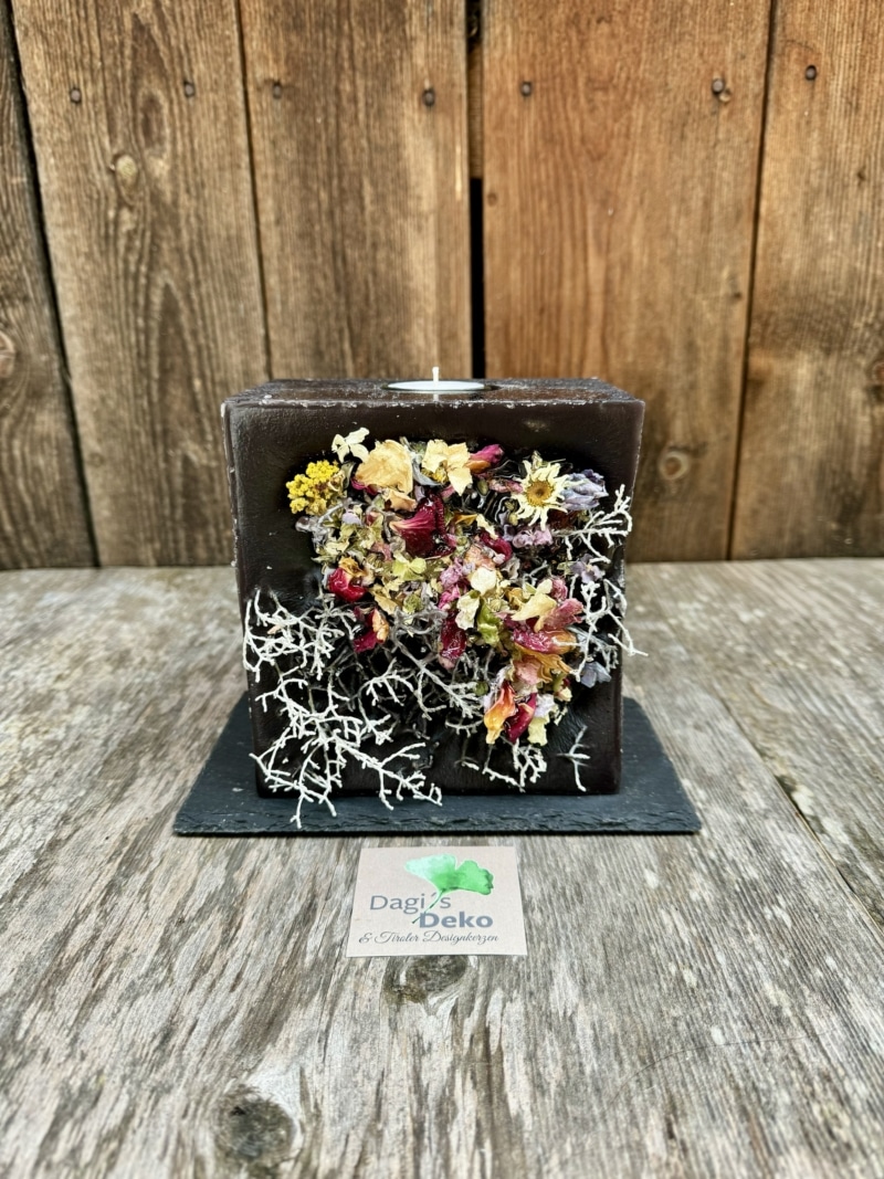Kerze mit verharzten Blumen