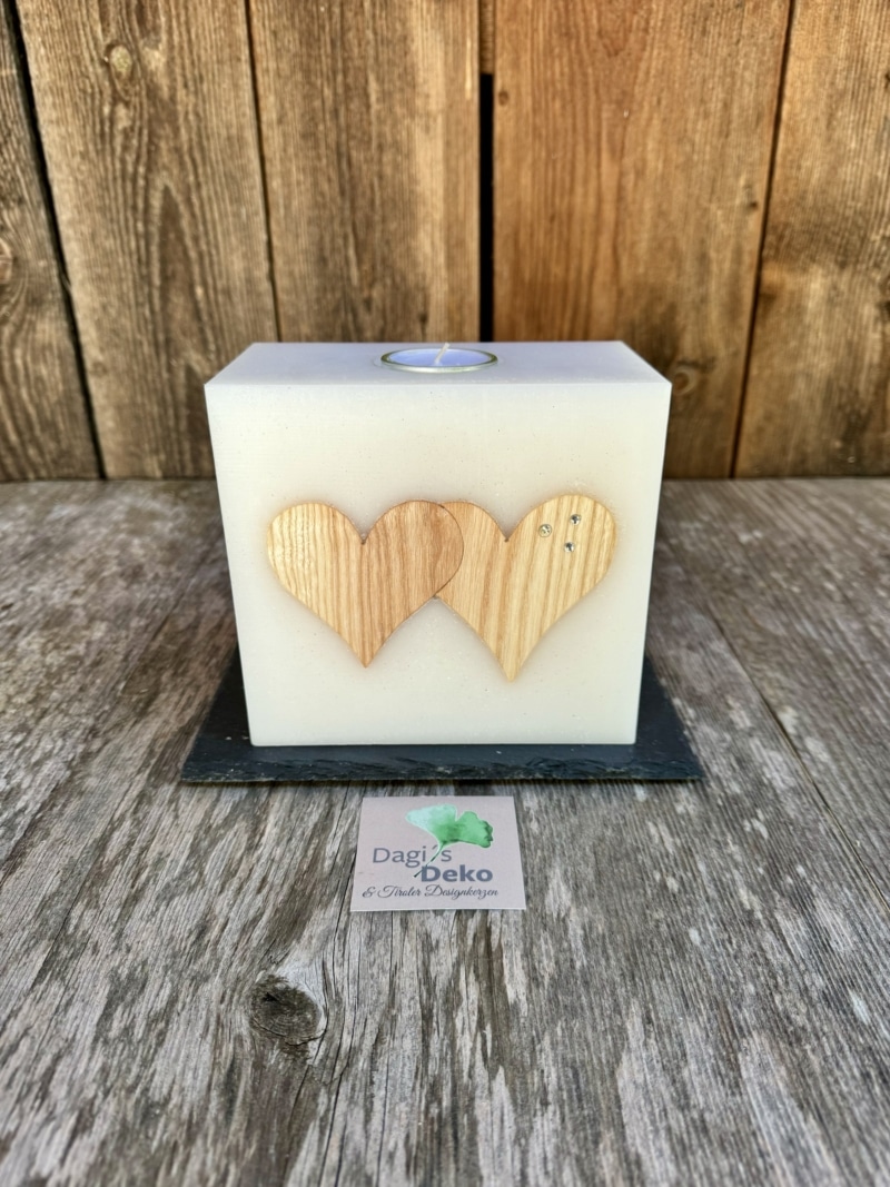 Hochzeitskerze mit Herzen