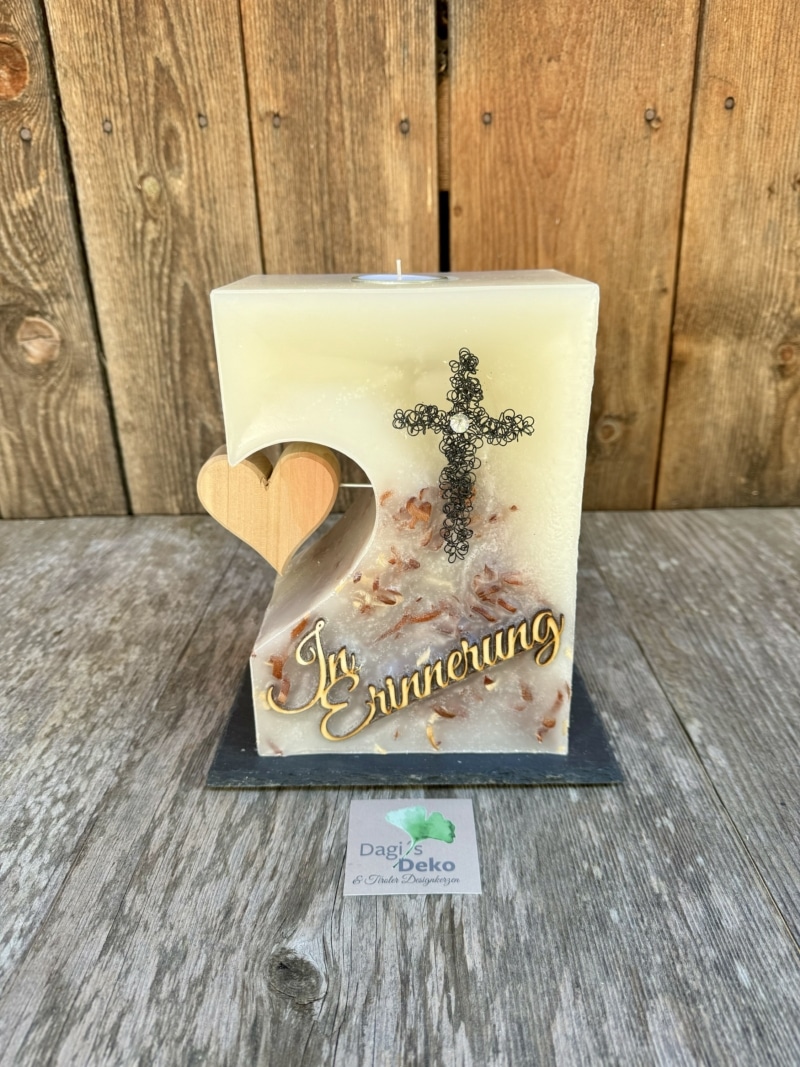 Trauerkerze mit Holzherz und Kreuz