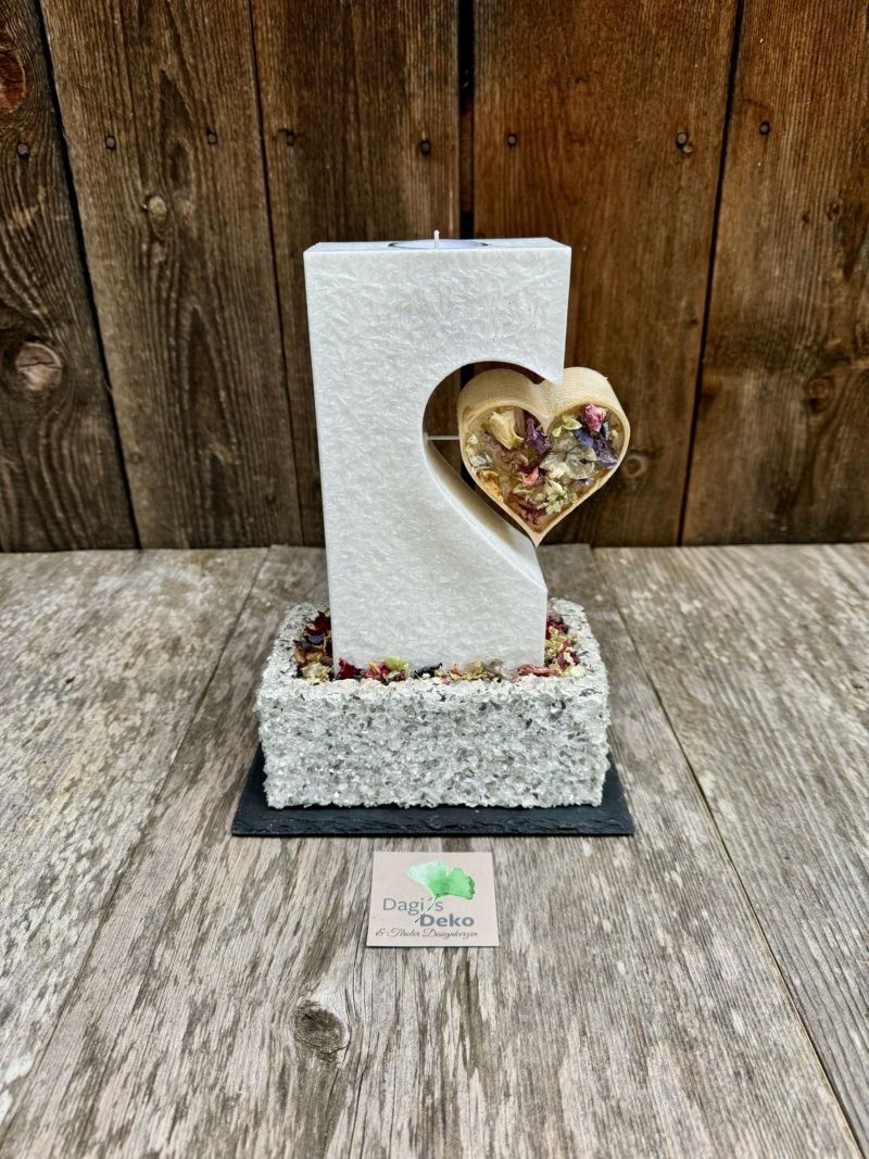 Hochzeitskerze mit verharzten Blumen