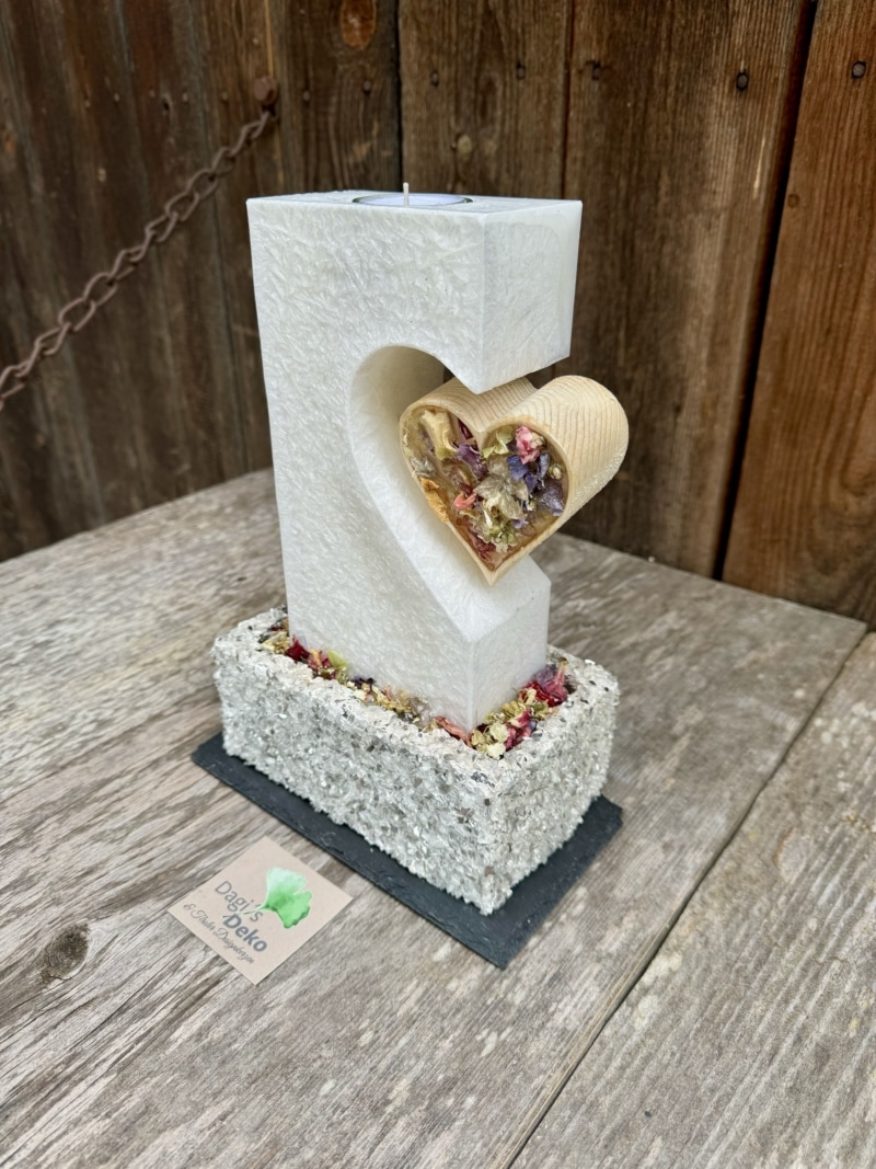 Hochzeitskerze mit verharzten Blumen – Bild 2