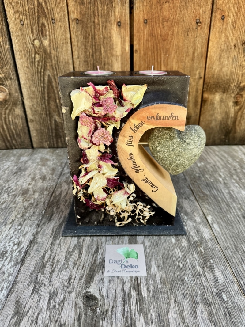 Hochzeitskerze mit Steinherz und verharzten Blumen