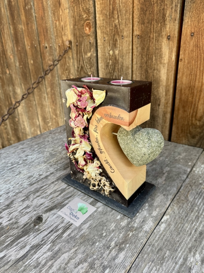 Hochzeitskerze mit Steinherz und verharzten Blumen – Bild 2