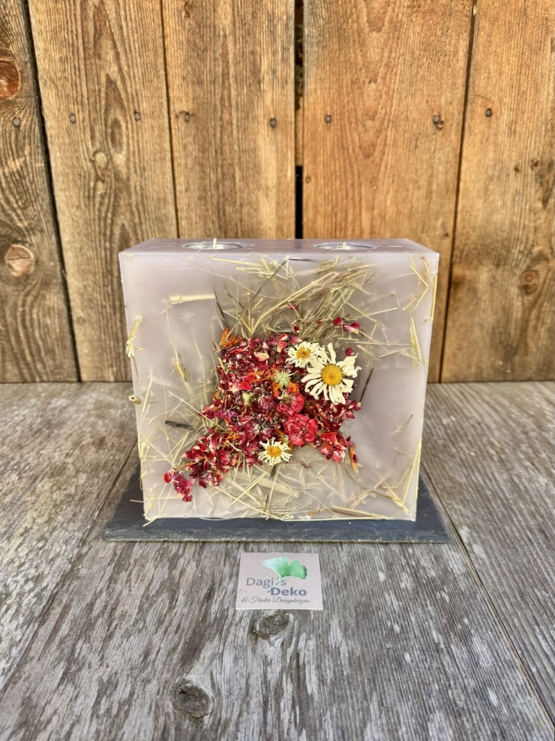 Kerze mit verharzten Blumen