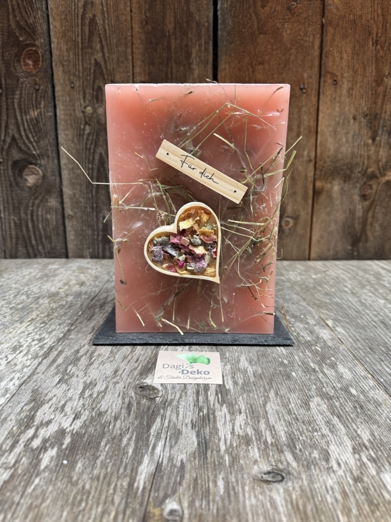 Geschenkskerze mit im Herz verharzten Blüten