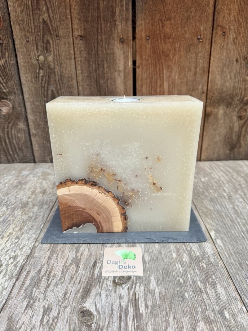 Kerze mit eingegossenem Holz und Holzspänen