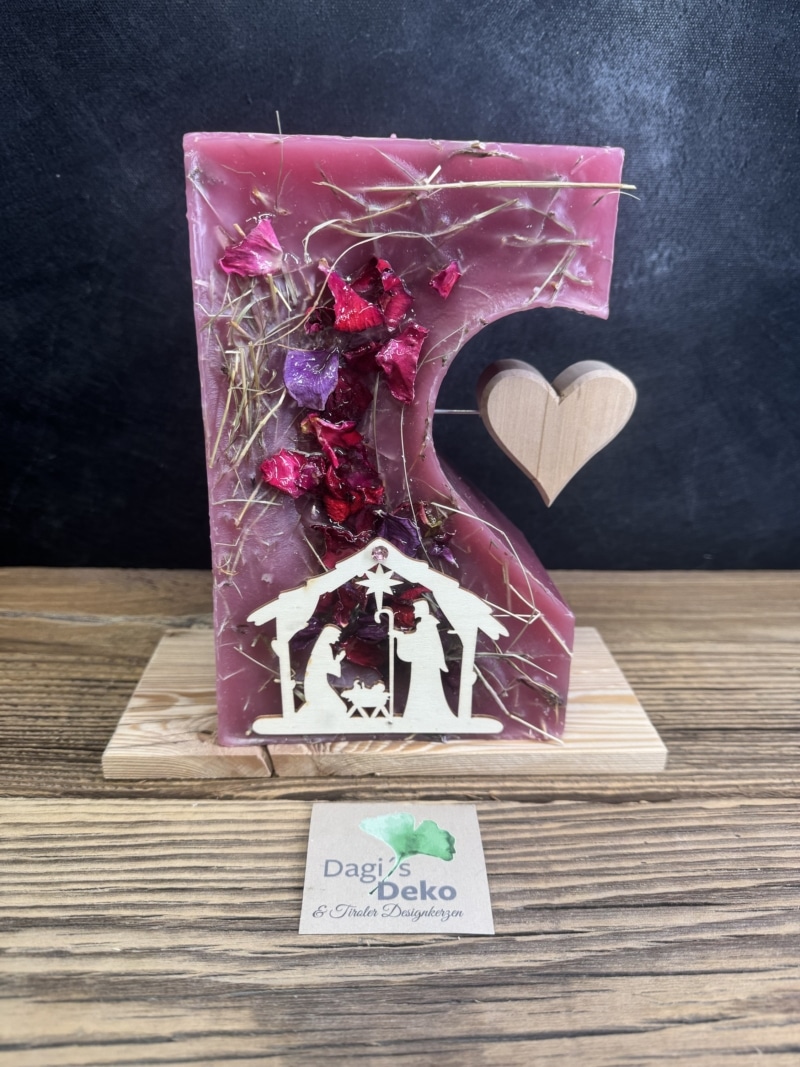 Krippenkerze mit Herz, Heu und verharzten Blumen