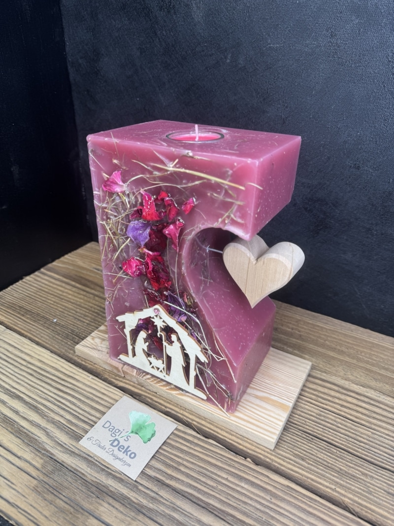 Krippenkerze mit Herz, Heu und verharzten Blumen – Bild 2